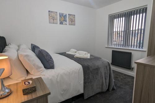 En eller flere senge i et værelse på ClariTurf - 4 Bedroom Semi with Sky and Netflix near Turf Moor Football Stadium, Burnley Town Centre and Transport Links next to Canal, Parks and Lake