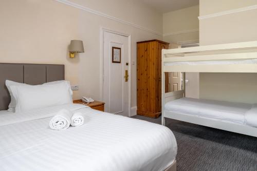 Ένα ή περισσότερα κρεβάτια σε δωμάτιο στο Reigate Manor Hotel
