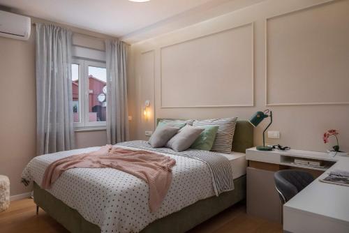 um quarto com uma cama, uma janela e uma secretária em Magnificent Luxury Villa Dominic em Privlaka