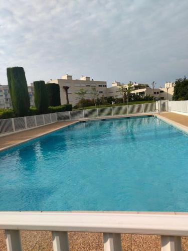 une grande piscine bleue sur un balcon dans l'établissement Antibes Quiet studio air-condit-swim. pool tennis, à Antibes