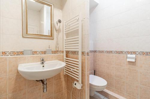 ボーソレイユにあるAppartHotel Jardins d’Elisaのバスルーム(洗面台、トイレ、鏡付)