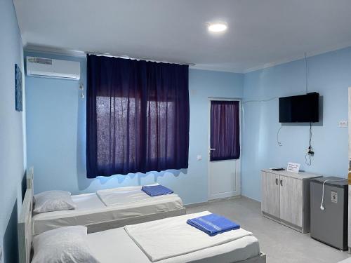 Habitación hospitalaria con 2 camas y TV en KOLKHETI JIBO Beach, en Grigoleti