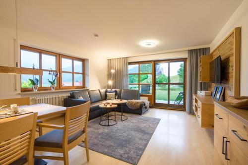 TV a/nebo společenská místnost v ubytování Ferienwohnung Alpentraum-Panorama Chalet