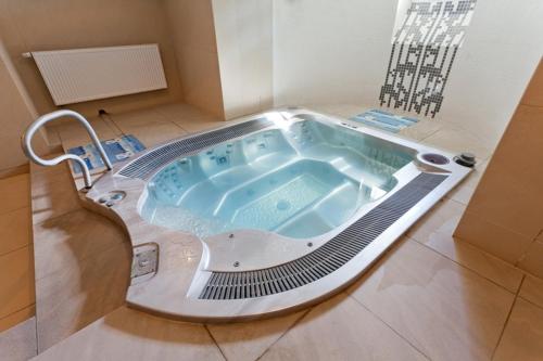 a jacuzzi tub in the middle of a room at Pałac Pawłowice in Gorz