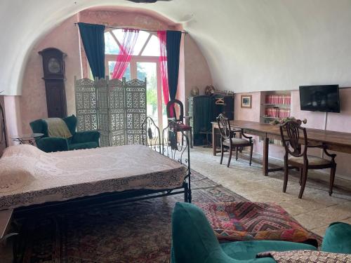 Zimmer mit einem Bett, einem Tisch und Stühlen in der Unterkunft Casino Vigneri in Trepuzzi