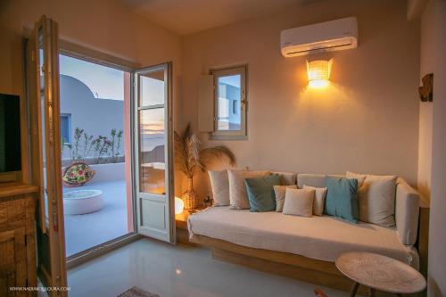 Pink Freud Villas Santorini