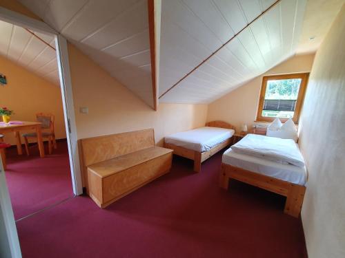 a small room with two beds and a table at Feriendorf Fuchsberg in Schirgiswalde