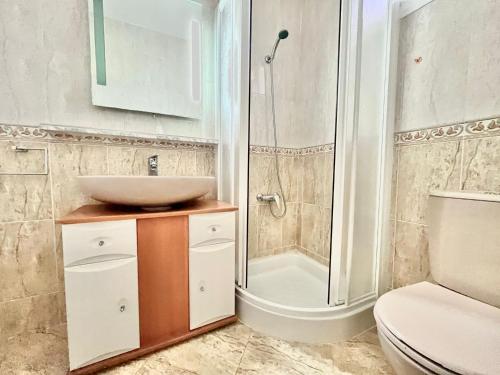 ein Bad mit einem Waschbecken und einer Dusche in der Unterkunft Las Terrazas Islantilla in Huelva