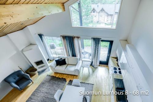 una vista aérea de una sala de estar con una gran ventana en Holiday Apartments Suomun Lumous, en Suomutunturi