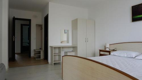 Un pat sau paturi într-o cameră la вила Ема Балчик - villa Ema Balchik