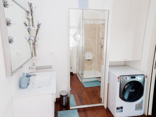 uma casa de banho com uma cabina de duche ao nível do chão e um WC. em Minià em Pescara