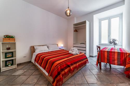 Un pat sau paturi într-o cameră la Casa Fabrizio - Metro San Giovanni