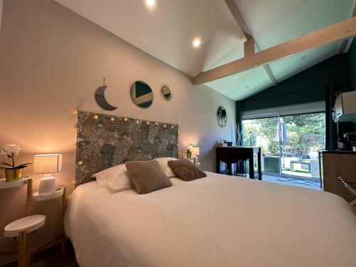 En eller flere senge i et værelse på Laloveroom