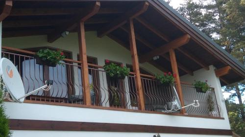 een balkon met surfplanken en potplanten erop bij Вила Свети Георги in Razlog