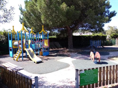 um parque infantil com escorrega num parque em appartement vue sur mer em Talmont