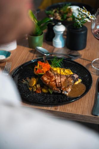 Makanan di atau berdekatan hotel