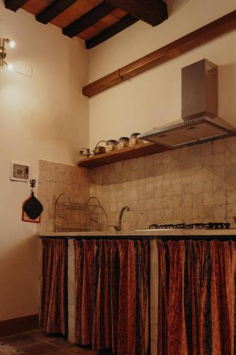 a kitchen with a sink and a stove top oven at Dolce Vita Assedio in Pitigliano