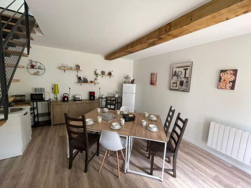 阿瓦同的住宿－Les Iris - Chambre Chêne，厨房以及带桌椅的用餐室。