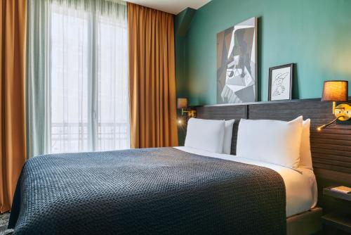 a bedroom with a large bed and a window at Mercure Paris Tour Eiffel Pont Mirabeau in Paris