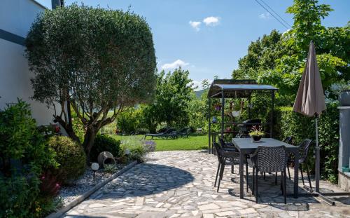 Apartments Villa Bazilikaにある庭