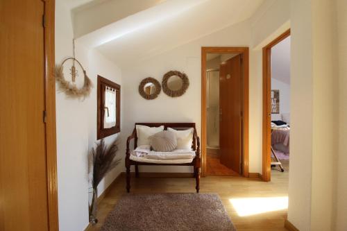 um quarto com um sofá e espelhos na parede em Chalet junto a la Ciudadela de Jaca em Jaca