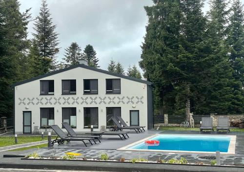 Piscina en o cerca de Феєрія Лісу
