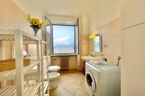 uma casa de banho com um lavatório e uma máquina de lavar roupa em Casa Valentina em Menaggio