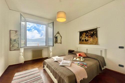 um quarto com uma cama e uma janela em Casa Valentina em Menaggio