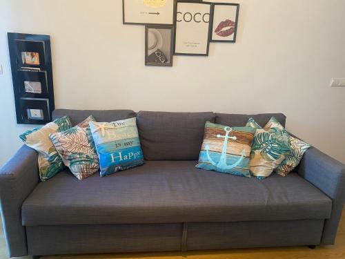 un sofá con almohadas en la sala de estar en Apartamento Punta Umbría junto a la Ría, en Punta Umbría