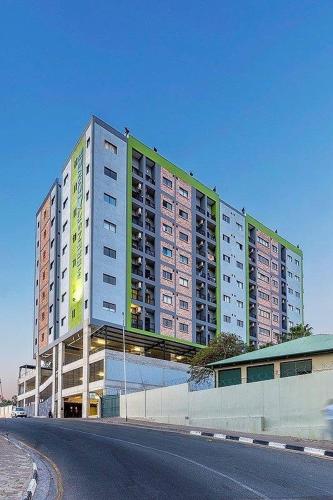 een groot appartementencomplex aan de straatkant bij Le grand hideout in Windhoek