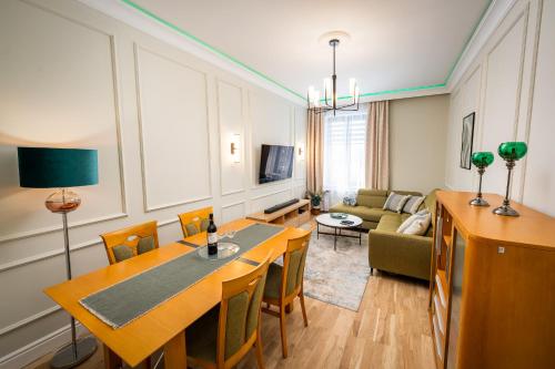 a living room with a table and chairs and a couch at Apartamenty Poznańska 15 in Inowrocław