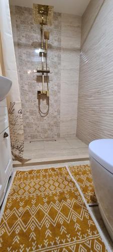 uma casa de banho com uma banheira, um WC e um tapete em Lazarov Suites - country style luxury appartements em Veliko Tarnovo
