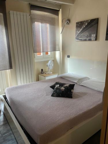 una camera da letto con un letto con un cuscino sopra di A casa di Fabio a Bergamo