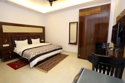 Postel nebo postele na pokoji v ubytování VRINDAVAN GUEST HOUSE