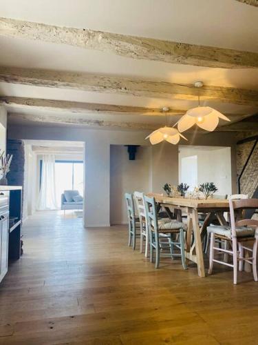une cuisine et une salle à manger avec une table et des chaises dans l'établissement Charmante maison de campagne, à Saint-Michel-Labadié