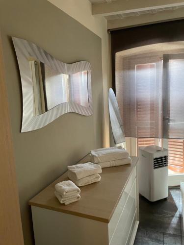bagno con specchio e asciugamani su un bancone di A casa di Fabio a Bergamo