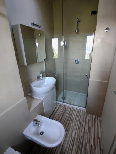 uma casa de banho com um WC, um lavatório e um chuveiro em Camera Aminta - Casa Aminta em Valtesse