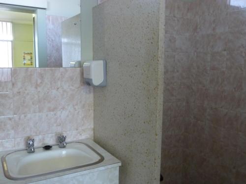 Ένα μπάνιο στο Grand Central Motel