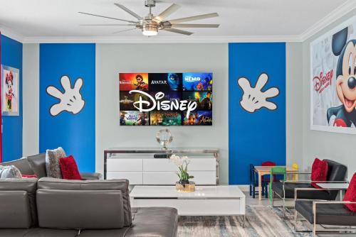 a living room with blue walls and a couch at Magical Themed Home - Disney 15 min in Kissimmee