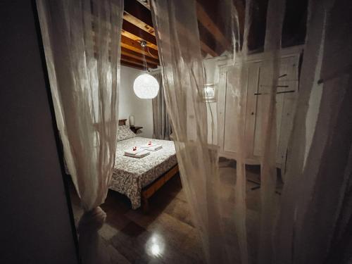 um quarto com uma cama com cortinas em Relais nel Castello em Bassano del Grappa