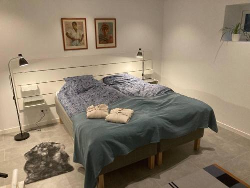 ein Schlafzimmer mit einem Bett mit zwei Handtüchern darauf in der Unterkunft Lovely guest house close to the sea and forest! in Domsten