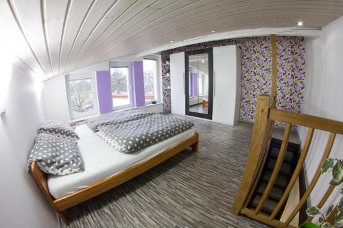 1 dormitorio con 1 cama en una habitación con paredes moradas en Domek na Liščím kopci v Krkonoších, en Vrchlabí