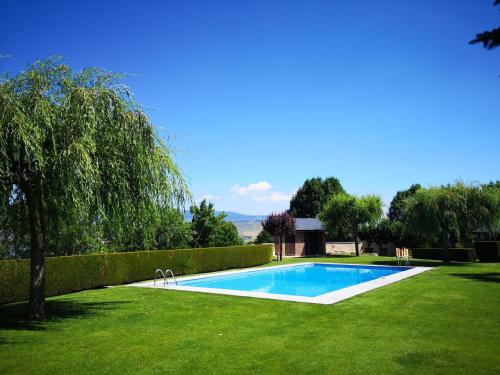- une piscine dans une cour avec de l'herbe verte dans l'établissement Casa con piscina en Santa Leocadia, à Sainte-Léocadie