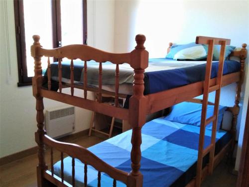 quelques lits superposés dans une chambre dans l'établissement Casa con piscina en Santa Leocadia, à Sainte-Léocadie