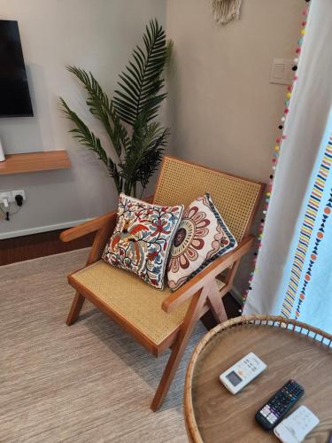 Unique Boho Style Condo with NETFLIX for up to 5PAX - Enjoy Mountain View while swimming at the Infinity Pool & Natural Hotspring Pool, 2mins walk to the Lost World of Tambun, Water Themepark at IPOHにあるシーティングエリア