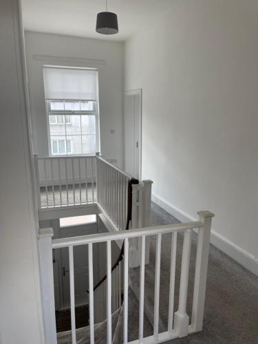 Gallery image of 2 bed apartment complete with bedding and towels in Wellington