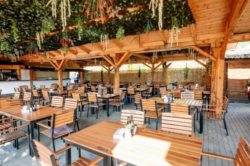un restaurante vacío con mesas y sillas de madera en Montana Garden, en Răşinari