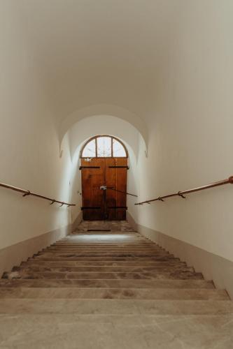 an empty hallway with a wooden door in a building at Casa Caracciolo in Pitigliano