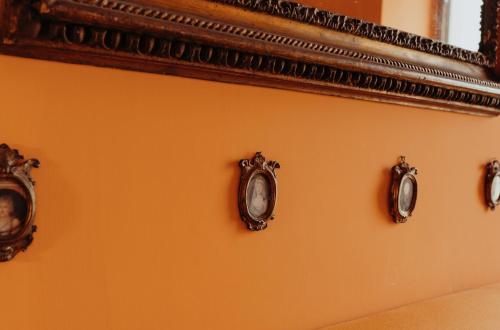 a mirror and some clocks on a wall at Casa Caracciolo in Pitigliano