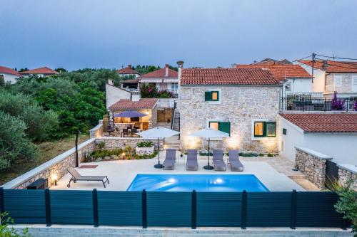 Villa con piscina y casa en Stone House Luna en Poljana